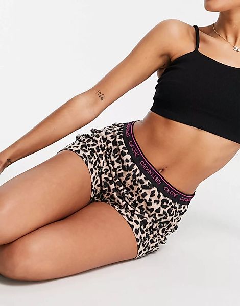Calvin Klein – CK One – Glisten – Shorts mit Tiermuster-Mehrfarbig günstig online kaufen