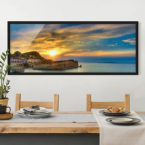 Bild mit Rahmen Strand - Panorama Sonnenuntergang über Korfu günstig online kaufen