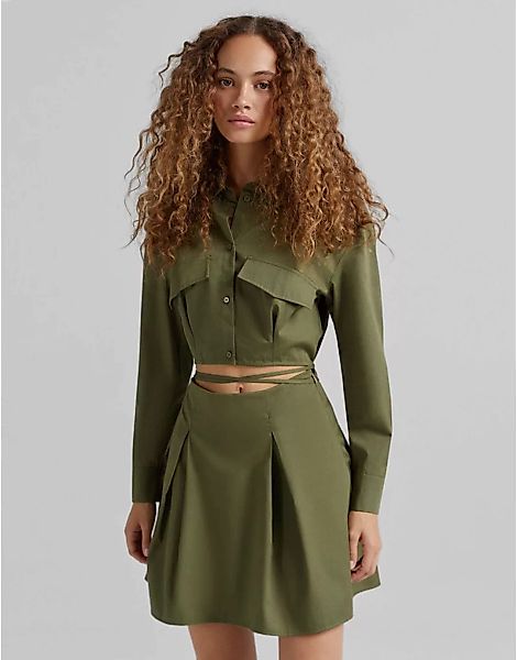 Bershka – Hemdkleid in Khaki mit Zierausschnitt-Grün günstig online kaufen