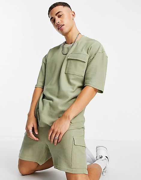 New Look – T-Shirt in Khaki mit Tasche-Grün günstig online kaufen
