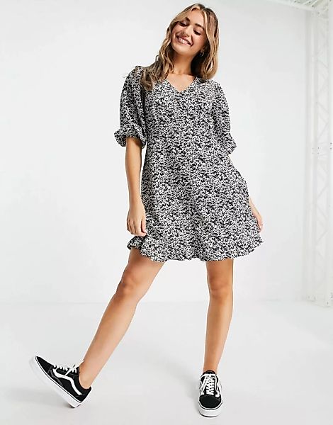 New Look – Minikleid in Schwarz geblümt mit gebundenen Ärmeln günstig online kaufen