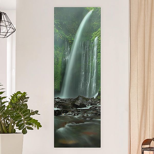 Leinwandbild - Hochformat Tropischer Wasserfall günstig online kaufen