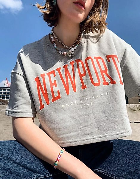 Bershka – T-Shirt mit „Newport“-Print in Grau, Kombiteil günstig online kaufen