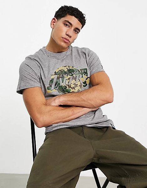 New Era – LA Lakers – T-Shirt in Grau mit Print mit Military-Muster günstig online kaufen