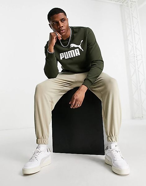 Puma – Essentials – Sweatshirt in Khaki mit großem Logo auf der Brust-Grün günstig online kaufen