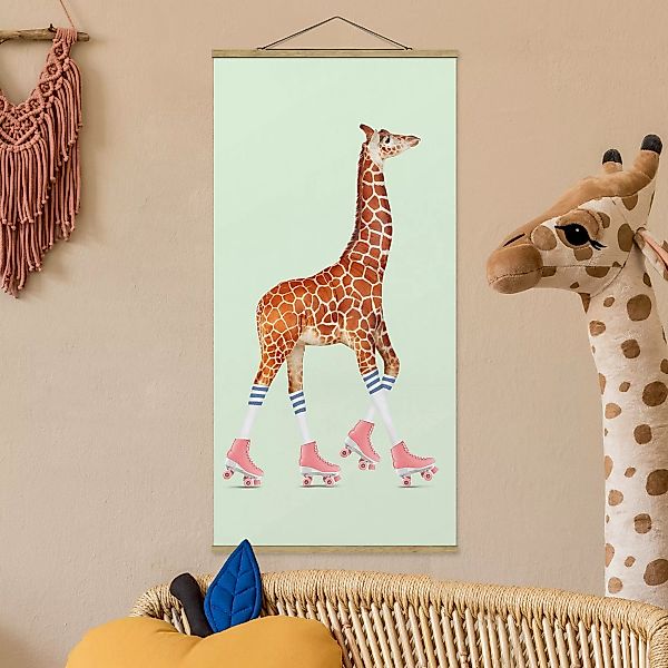 Stoffbild Tiere mit Posterleisten - Hochformat Giraffe mit Rollschuhen günstig online kaufen