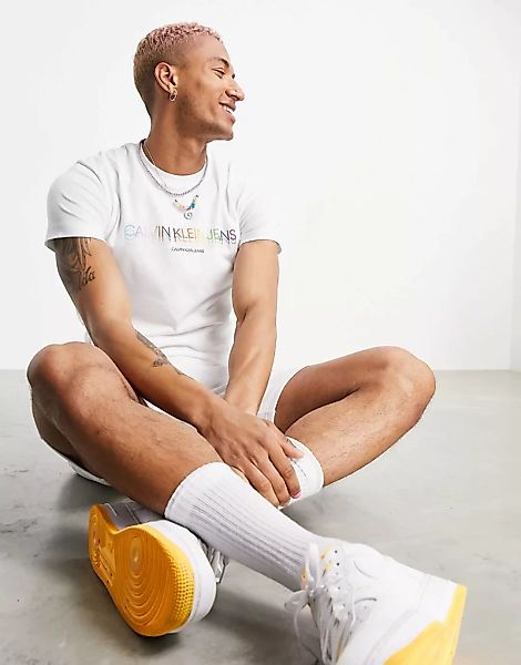 Calvin Klein Jeans – Pride – Schmales T-Shirt mit Regenbogen-Logo in Weiß günstig online kaufen