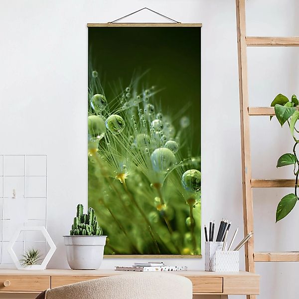 Stoffbild Blumen mit Posterleisten - Hochformat Grüne Samen im Regen günstig online kaufen