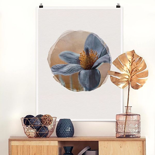 Poster Blumen - Hochformat Wasserfarben - Kuhschelle in Blau günstig online kaufen