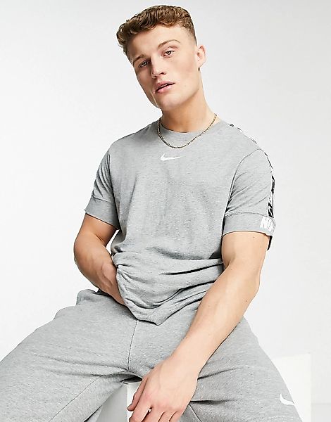 Nike – Repeat Pack – T-Shirt mit Zierband in Grau günstig online kaufen