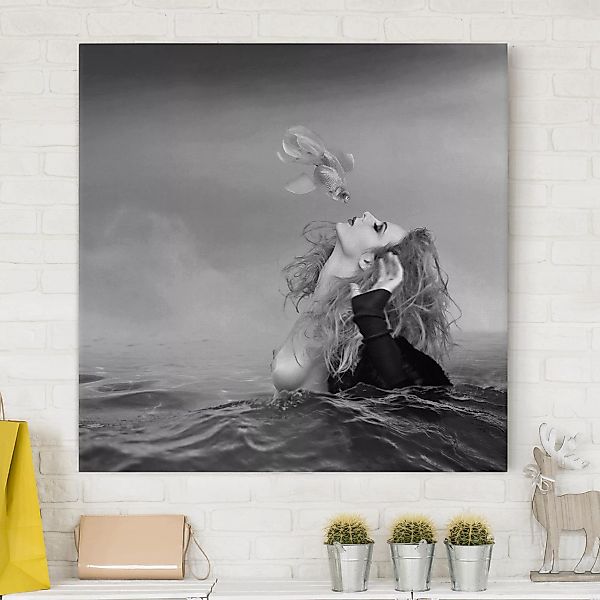 Leinwandbild Schwarz-Weiß - Quadrat Kuss eines Goldfisches II günstig online kaufen