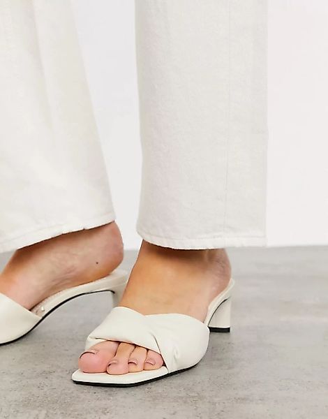 Bershka – Gepolsterte Sandalen in Ecru mit niedrigem Absatz-Weiß günstig online kaufen