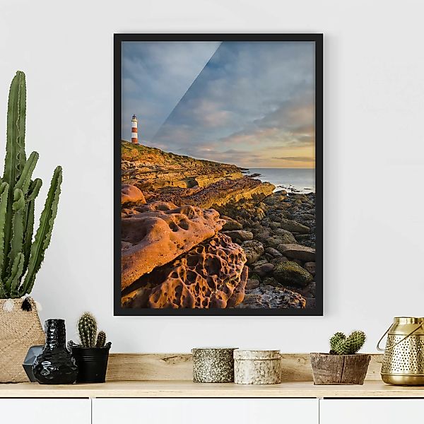 Bild mit Rahmen Strand - Hochformat Tarbat Ness Meer & Leuchtturm bei Sonne günstig online kaufen