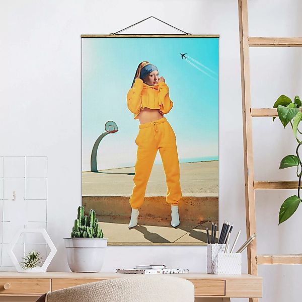 Stoffbild Portrait mit Posterleisten - Hochformat Mädchen mit Jogginghose günstig online kaufen