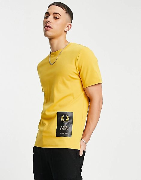 Fred Perry – T-Shirt in Gelb mit Logo-Aufnäher am Saum günstig online kaufen