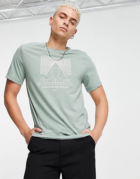 Nike – Yoga – T-Shirt in Minzgrün mit Grafik günstig online kaufen