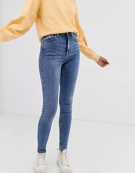 Weekday – Eng geschnittene Jeans aus Bio-Baumwollmischung in Mittelblau mit günstig online kaufen