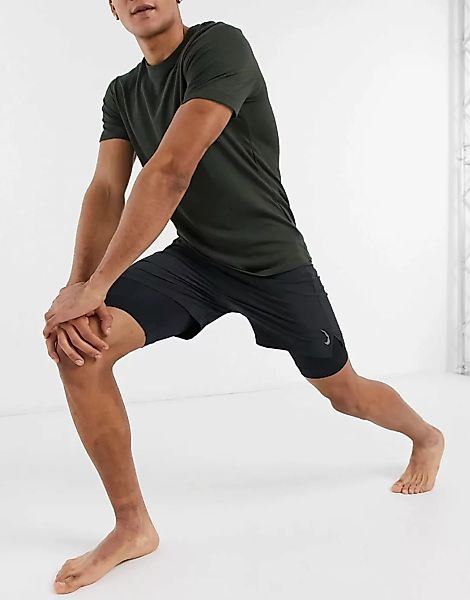 Nike Yoga – 2-in-1 Shorts in Schwarz günstig online kaufen