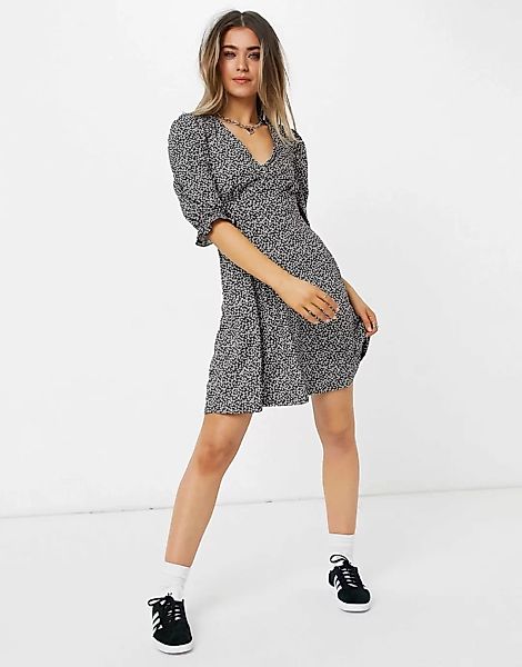 New Look – Kleid in Schwarz mit Blumenprint und V-Ausschnitt günstig online kaufen