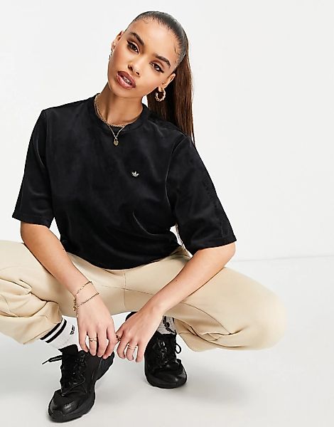 adidas Originals – T-Shirt aus Velours in Schwarz günstig online kaufen