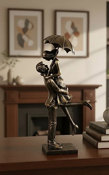 MF Skulptur Liebesmoment Skulptur Paar mit Regenschirm Polyresin Gold Schwa günstig online kaufen