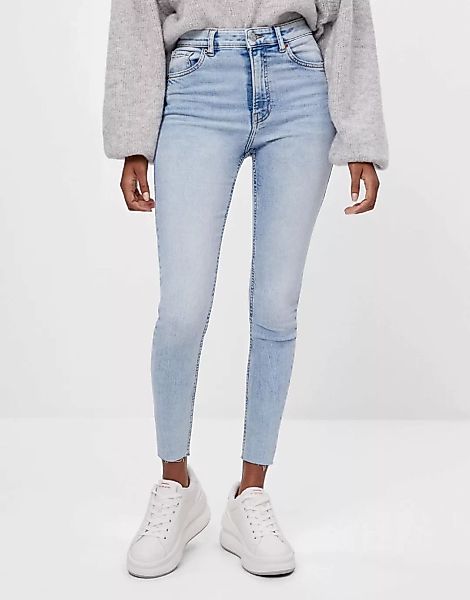 Bershka – Enge Jeans mit hohem Bund in verblichenem Blau günstig online kaufen