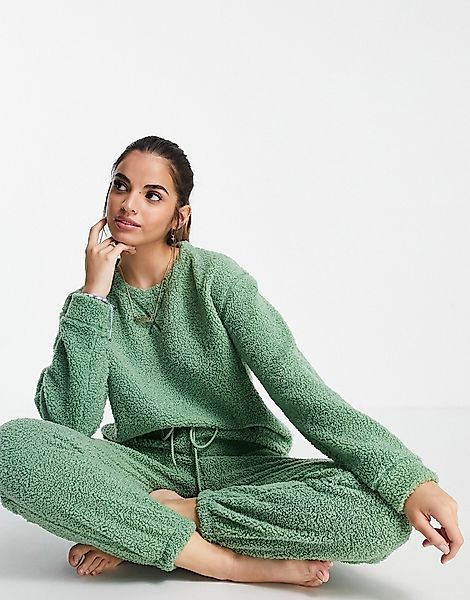 ASOS DESIGN – Lounge-Set aus Teddyfell in Grün mit Sweatshirt und Joggingho günstig online kaufen