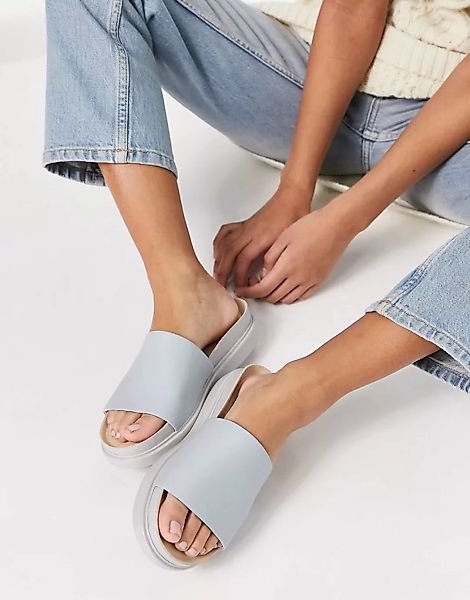 Vagabond – Erin – Slider-Sandalen aus Leder mit flacher Plateausohle in Pud günstig online kaufen
