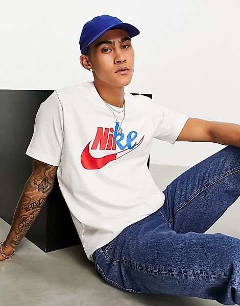 Nike – T-Shirt in Weiß mit Logoprint im Farbblockdesign auf der Brust günstig online kaufen