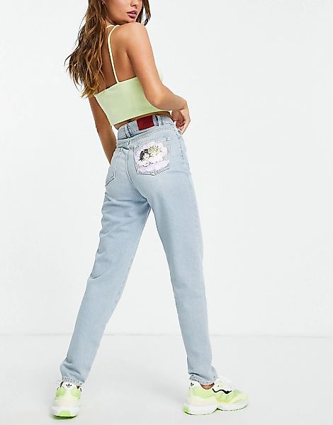 Fiorucci – Mom-Jeans mit hohem Bund und Muschel-Engel-Grafikprint am Po-Bla günstig online kaufen
