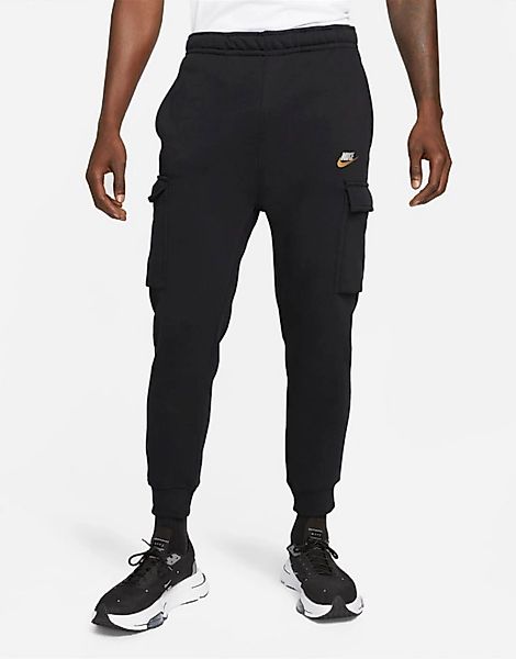 Nike – Club – Cargo-Jogginghose in Metallic-Schwarz mit Bündchen und Logo günstig online kaufen