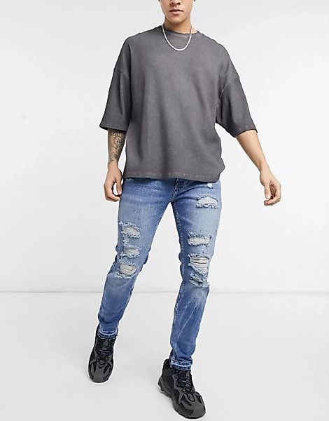 Bershka – Eng geschnittene Jeans mit Rissen in Mittelblau günstig online kaufen