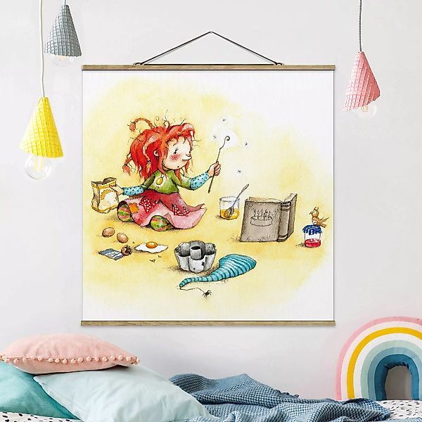 Stoffbild Kinderzimmer mit Posterleisten - Quadrat Fridas zauberhafte Bäcke günstig online kaufen