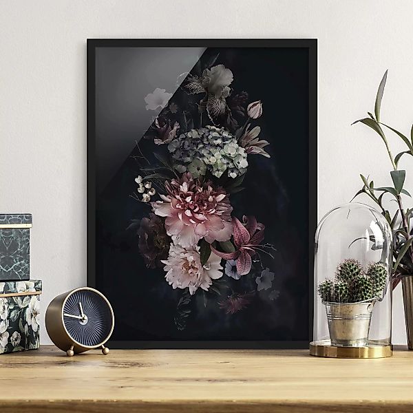 Bild mit Rahmen Blumen - Hochformat Blumen mit Nebel auf Schwarz günstig online kaufen
