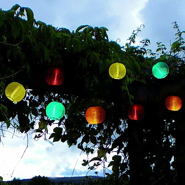 Bunte LED Solarlichterkette mit 10 Lampions günstig online kaufen