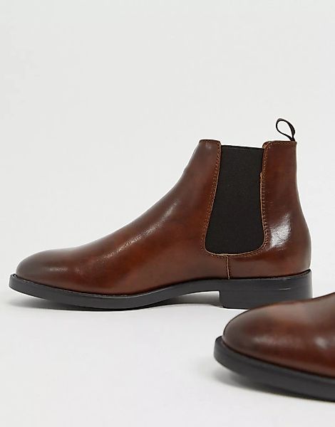 ASOS DESIGN – Chelsea-Stiefel aus braunem Kunstleder mit schwarzer Sohle günstig online kaufen