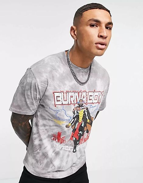 ASOS DESIGN – T-Shirt in Grau mit „Burna Boy“-Print und Batikmuster günstig online kaufen