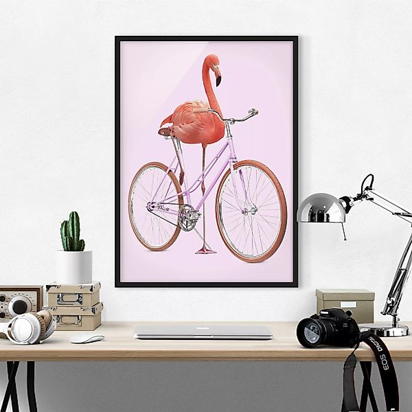 Bild mit Rahmen Tiere - Hochformat Flamingo mit Fahrrad günstig online kaufen