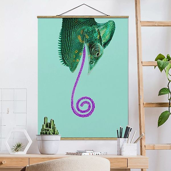 Stoffbild Tiere mit Posterleisten - Hochformat Chamäleon mit Zuckerzunge günstig online kaufen