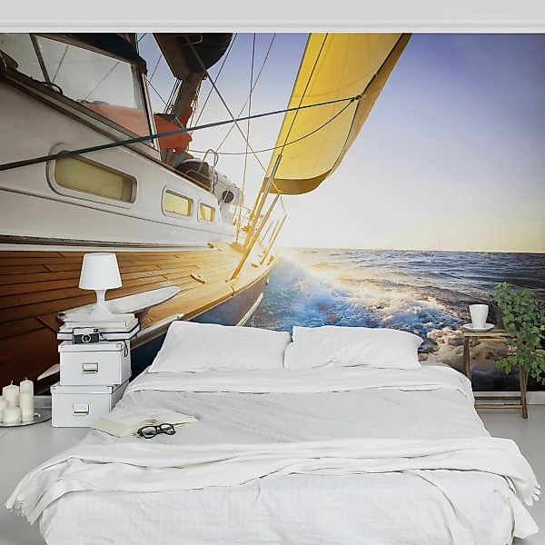 Fototapete Segelboot auf blauem Meer bei Sonnenschein günstig online kaufen