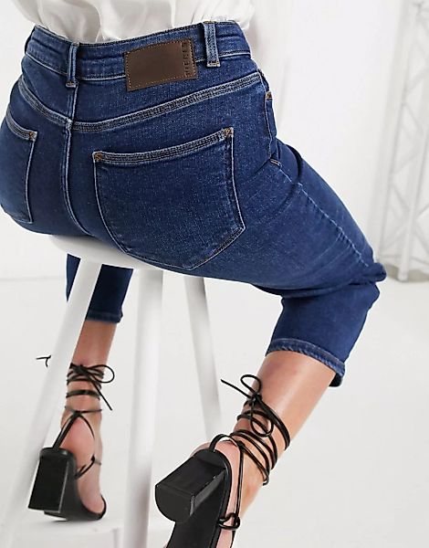 Pieces – Kurz geschnittene Jeans mit weitem Bein in Dunkelblau günstig online kaufen