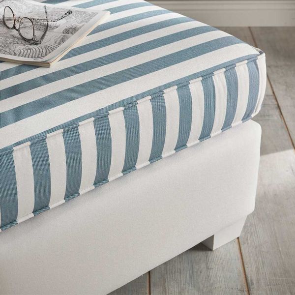 Couchhocker gestreift in Weiß und Blau Landhausstil maritim günstig online kaufen