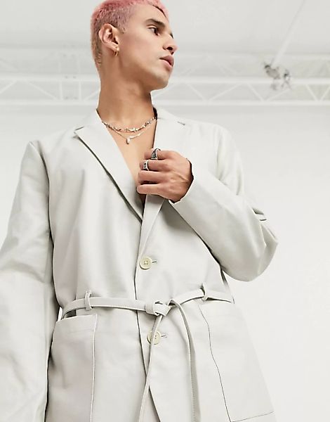 ASOS DESIGN – Enger Blazer aus Lederimitat mit Binde-Design in Creme-Weiß günstig online kaufen