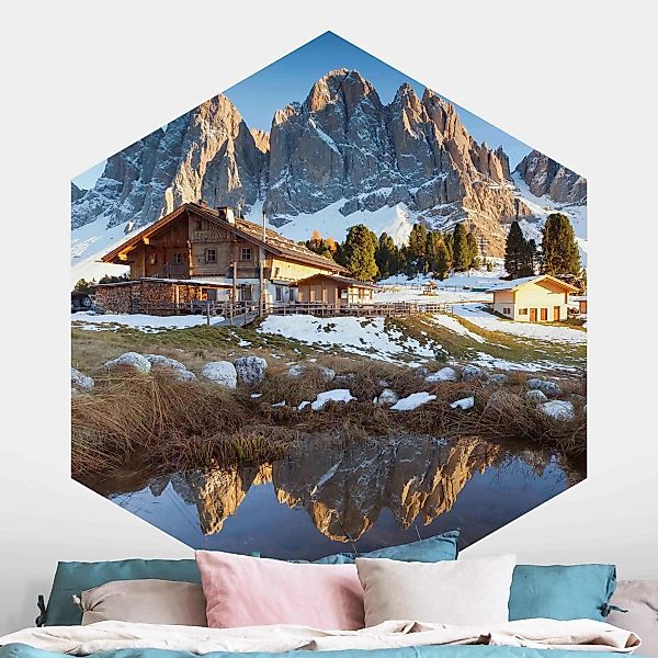 Hexagon Fototapete selbstklebend Berghütte günstig online kaufen