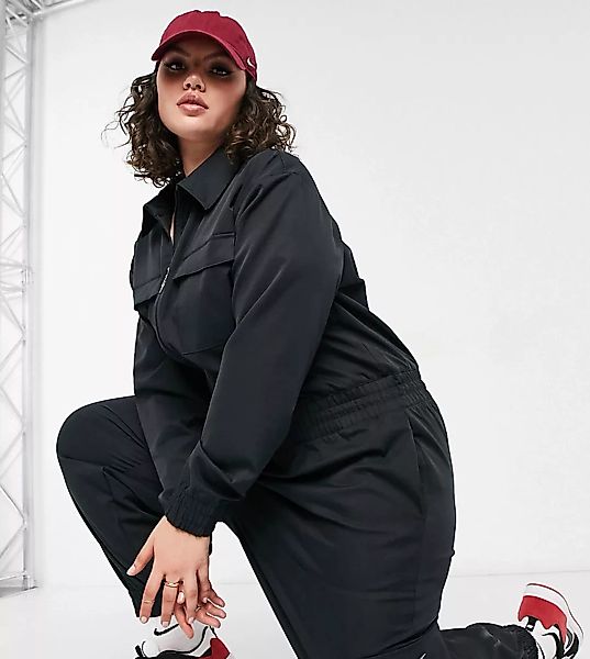 Nike Plus – Utility-Jumpsuit in Schwarz mit Swoosh-Logo günstig online kaufen