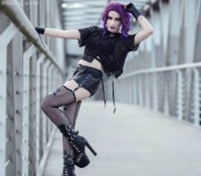 Fetish-Punk Faux-Leder Shorts mit Fishnet-Beinwärmern günstig online kaufen