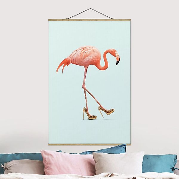Stoffbild Tiere mit Posterleisten - Hochformat Flamingo mit High Heels günstig online kaufen