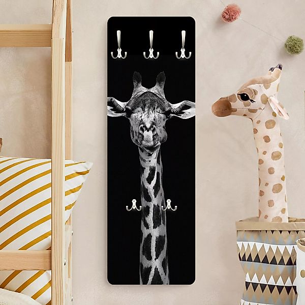 Wandgarderobe Holzpaneel Schwarz-Weiß Dunkles Giraffen Portrait günstig online kaufen