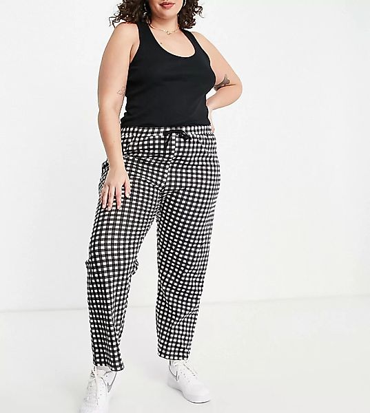 New Look Curve – Set aus T-Shirt und Jogginghose in Schwarz und Weiß mit St günstig online kaufen