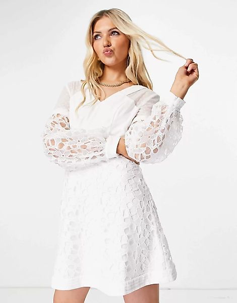 Chi Chi London – Kleid mit Spitzeneinsatz in Weiß günstig online kaufen